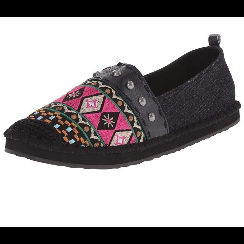 The sak Echo Tribe shoes. Size 8